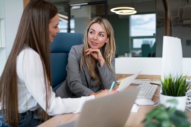 Medium shot smileyvrouwen die samenwerken