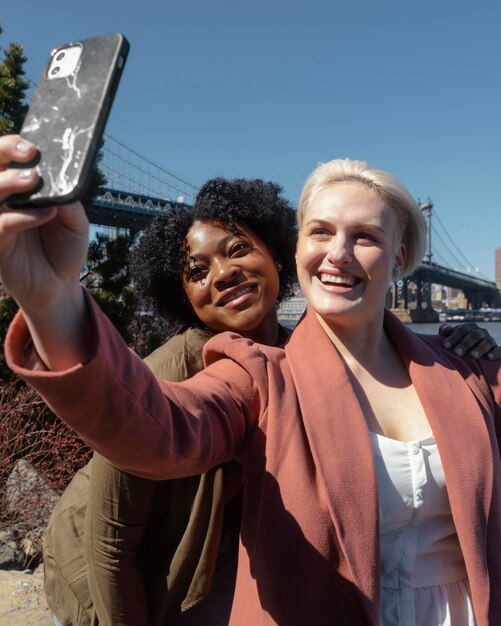 Medium shot smileyvrouwen die selfie maken