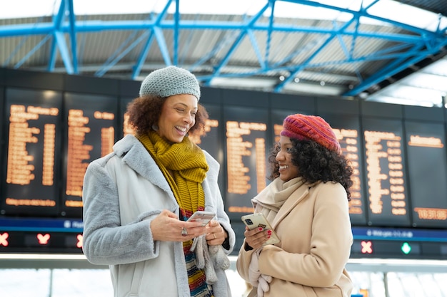 Medium shot smileyvrouwen op de luchthaven