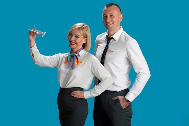 Gratis foto medium shot stewardessen die samen poseren