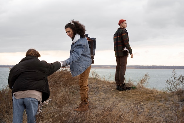 Medium shot tieners aan zee