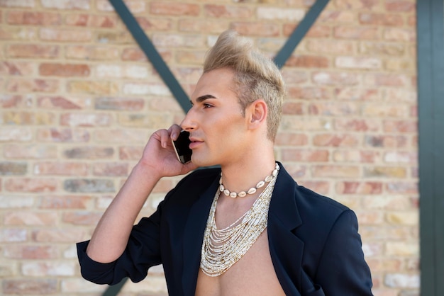 Gratis foto medium shot transgender die aan het telefoneren is