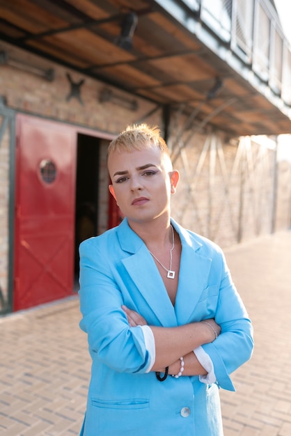 Medium shot transgender met gekruiste armen