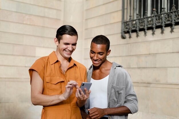 Medium shot transgenders met telefoon