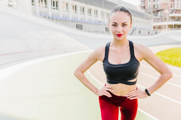 Medium shot van atleet geconfronteerd met camera