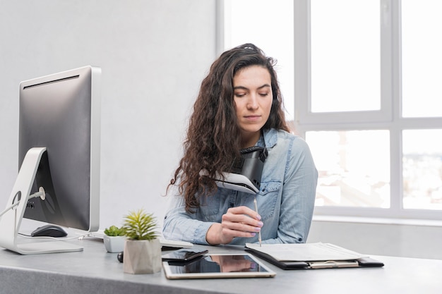 Medium shot van vrouw achter haar bureau