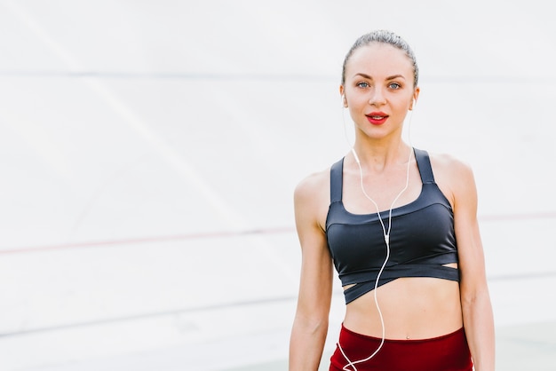 Medium shot van vrouwelijke atleet