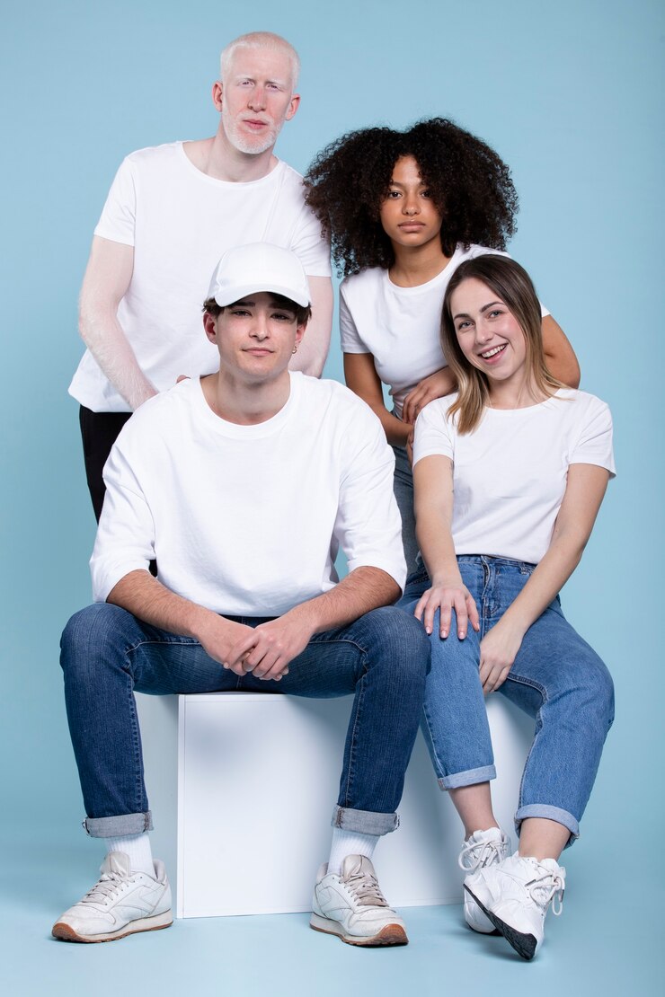 Gratis Foto medium shot verschillende mensen die samen poseren
