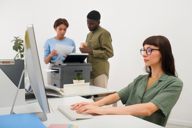 Medium shot verveelde mensen aan het werk