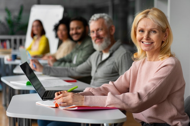 Medium shot volwassenen die samen studeren