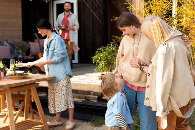 Medium shot volwassenen en kinderen buitenshuis