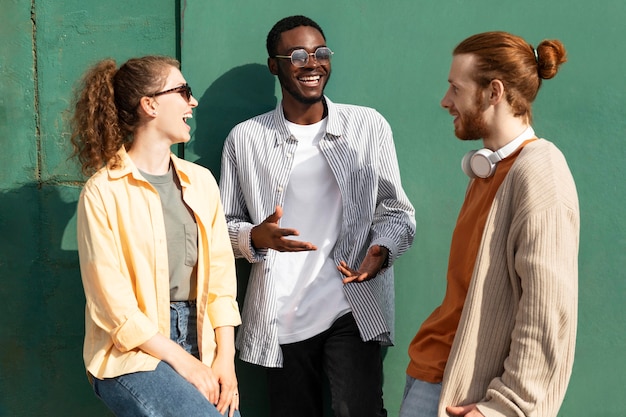 Gratis foto medium shot vrienden aan het chatten