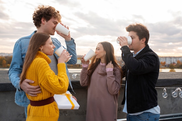 Gratis foto medium shot vrienden aan het drinken