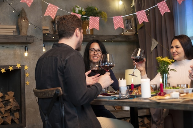 Gratis foto medium shot vrienden aan het eten