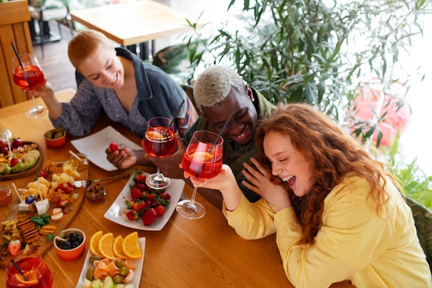 Gratis foto medium shot vrienden die cocktails drinken