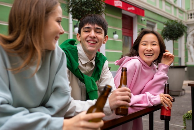 Gratis foto medium shot vrienden die kombucha drinken.