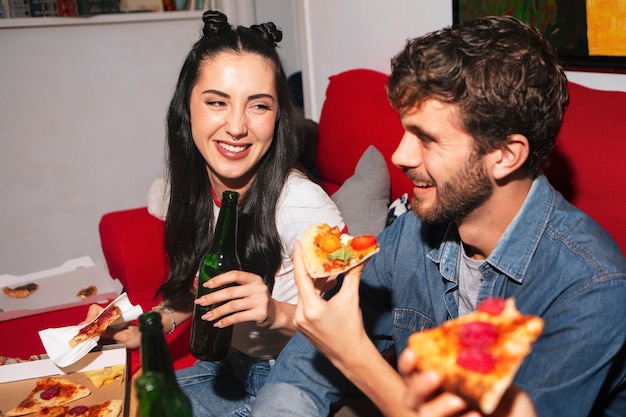 Gratis foto medium shot vrienden die pizza eten.