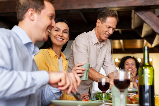 Medium shot vrienden die samen eten