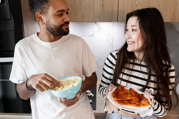 Medium shot vrienden die samen pizza eten