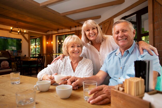 Medium shot vrienden die samen poseren