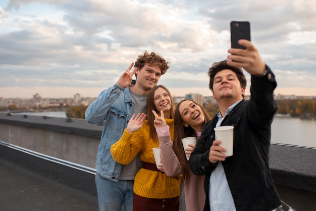 Medium shot vrienden die selfie maken