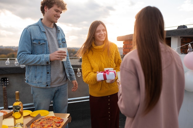 Medium shot vrienden die verjaardag vieren