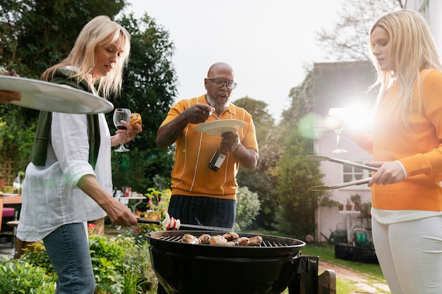 Medium shot vrienden met heerlijk eten