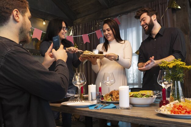 Medium shot vrienden met heerlijk eten