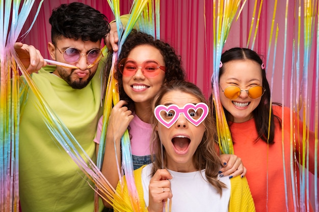 Gratis foto medium shot vrienden poseren in fotohokje