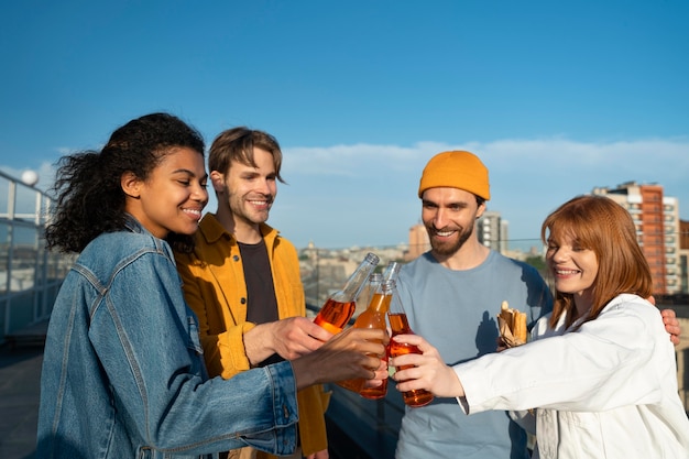 Medium shot vrienden rammelende flessen