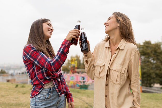 Medium shot vrienden roosteren