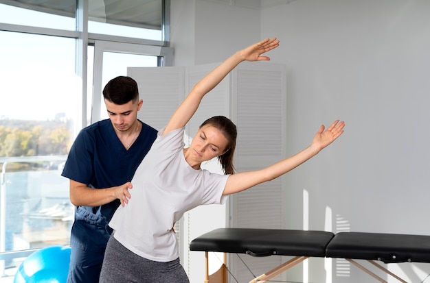 Medium shot vrouw aan het sporten