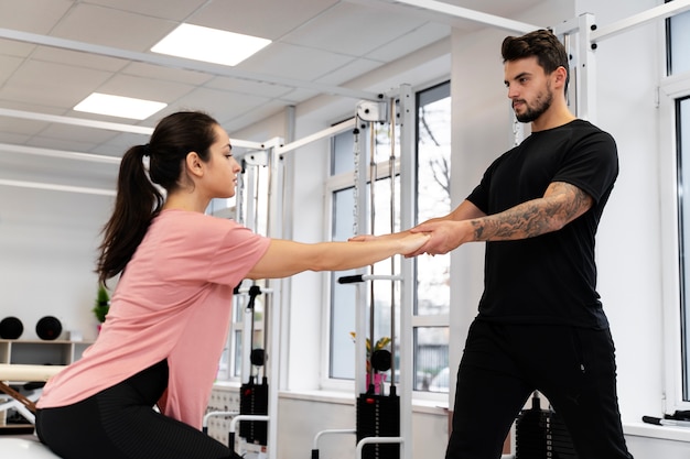 Gratis foto medium shot vrouw aan het sporten