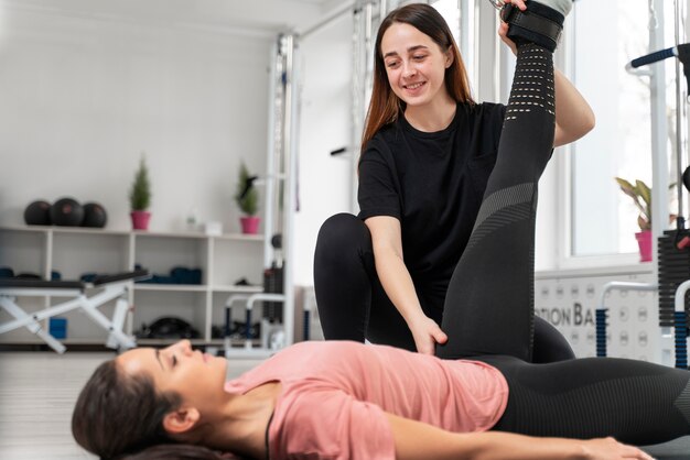 Medium shot vrouw aan het sporten