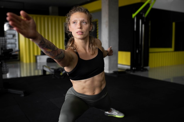 Medium shot vrouw aan het trainen