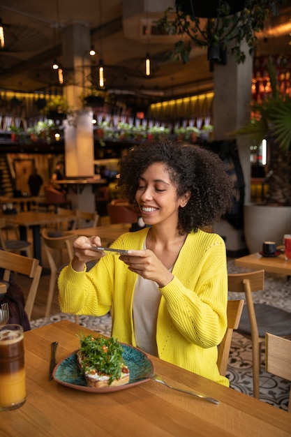 Medium shot vrouw aan tafel