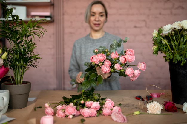 Medium shot vrouw bij bloemenwinkel