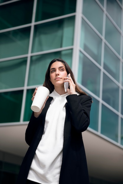 Medium shot vrouw die aan de telefoon praat