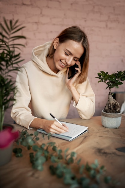 Gratis foto medium shot vrouw die aan de telefoon praat