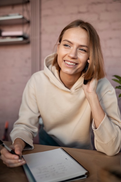 Medium shot vrouw die aan de telefoon praat