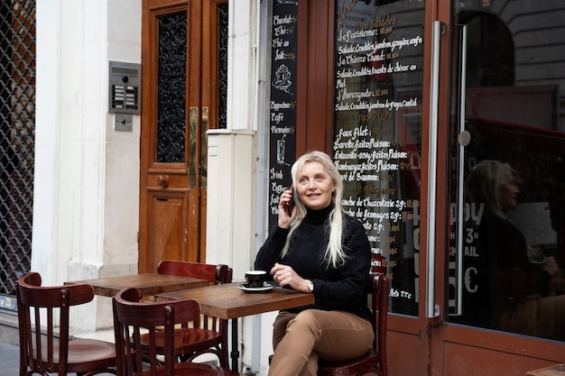 Medium shot vrouw die aan de telefoon praat