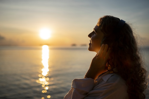 Medium shot vrouw die een dag alleen op het strand doorbrengt