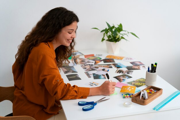 Medium shot vrouw die een inspirerend vision board maakt