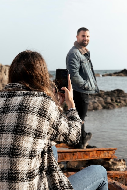 Gratis foto medium shot vrouw die foto's maakt