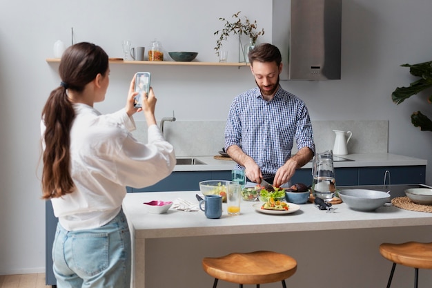 Gratis foto medium shot vrouw die foto's maakt