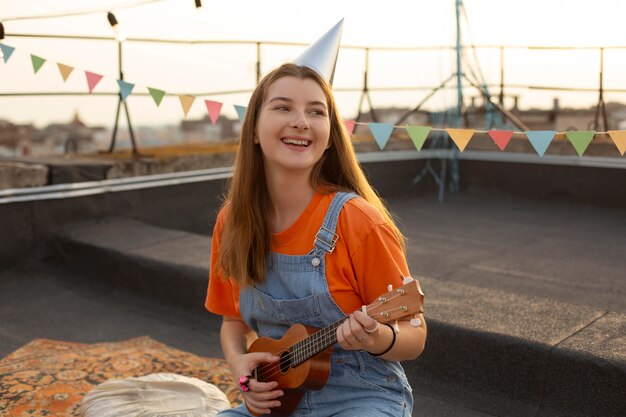 Medium shot vrouw die muziek speelt