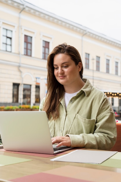 Gratis foto medium shot vrouw die op laptop werkt