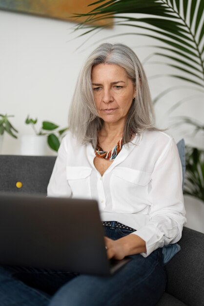 Medium shot vrouw die op laptop werkt