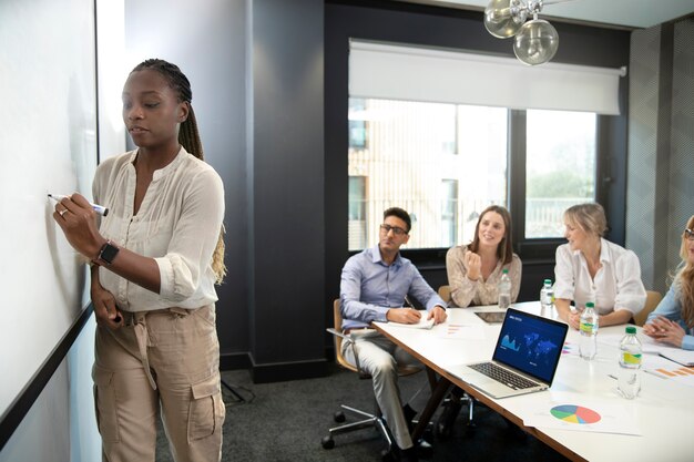 Medium shot vrouw die op whiteboard schrijft