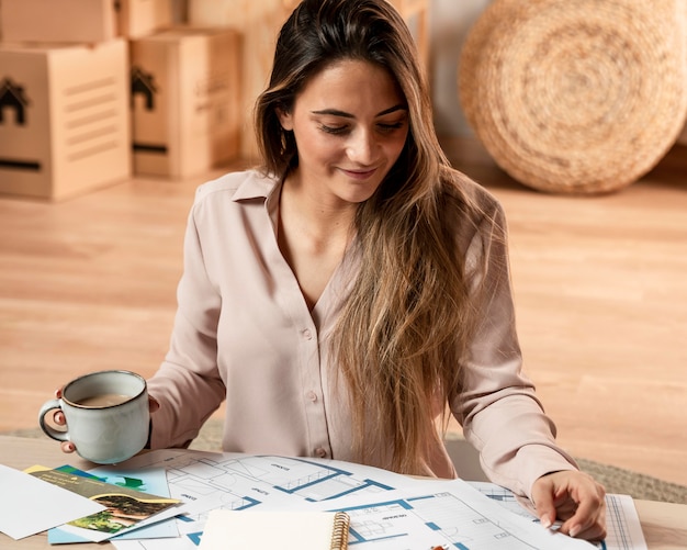 Medium shot vrouw die plannen bekijkt